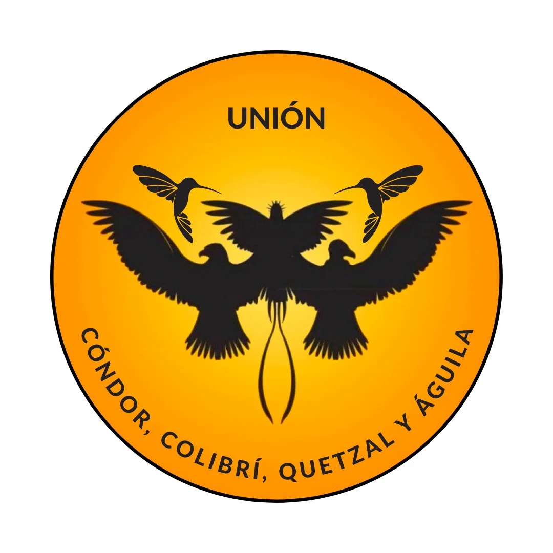 Emblema circular naranja con el texto «Unión» y «Cóndor, Colibrí, Quetzal y Águila», con siluetas negras de dos aves de alas abiertas, un quetzal al centro y dos colibríes.