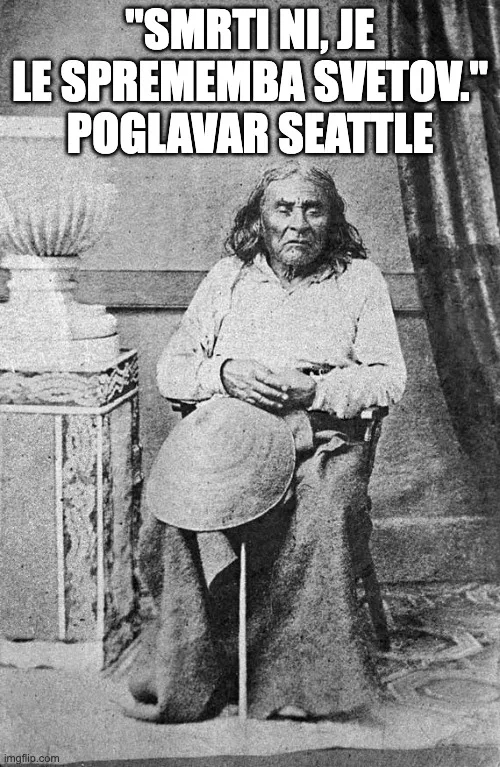 Stara črno-bela fotografija starejšega moškega z dolgimi lasmi, ki sedi na stolu z dolgo palico. Napis: »Smrti ni, je le sprememba svetov.« Poglavar Seattle