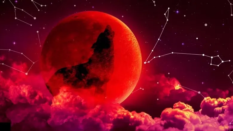 Una luna llena roja, como en un eclipse de Luna de Sangre, con la silueta de un lobo aullando, sobre nubes rosadas y un cielo estrellado con constelaciones trazadas.