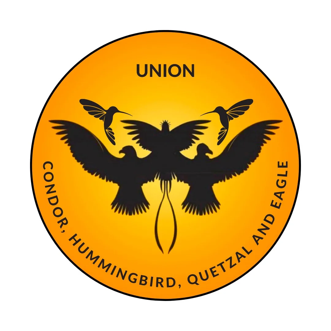 Rundes orangefarbenes Emblem mit schwarzen Silhouetten von Kondor, Adler, Quetzal und zwei Kolibris mit ausgebreiteten Flügeln; Text: „Union – Condor, Hummingbird, Quetzal and Eagle“.
