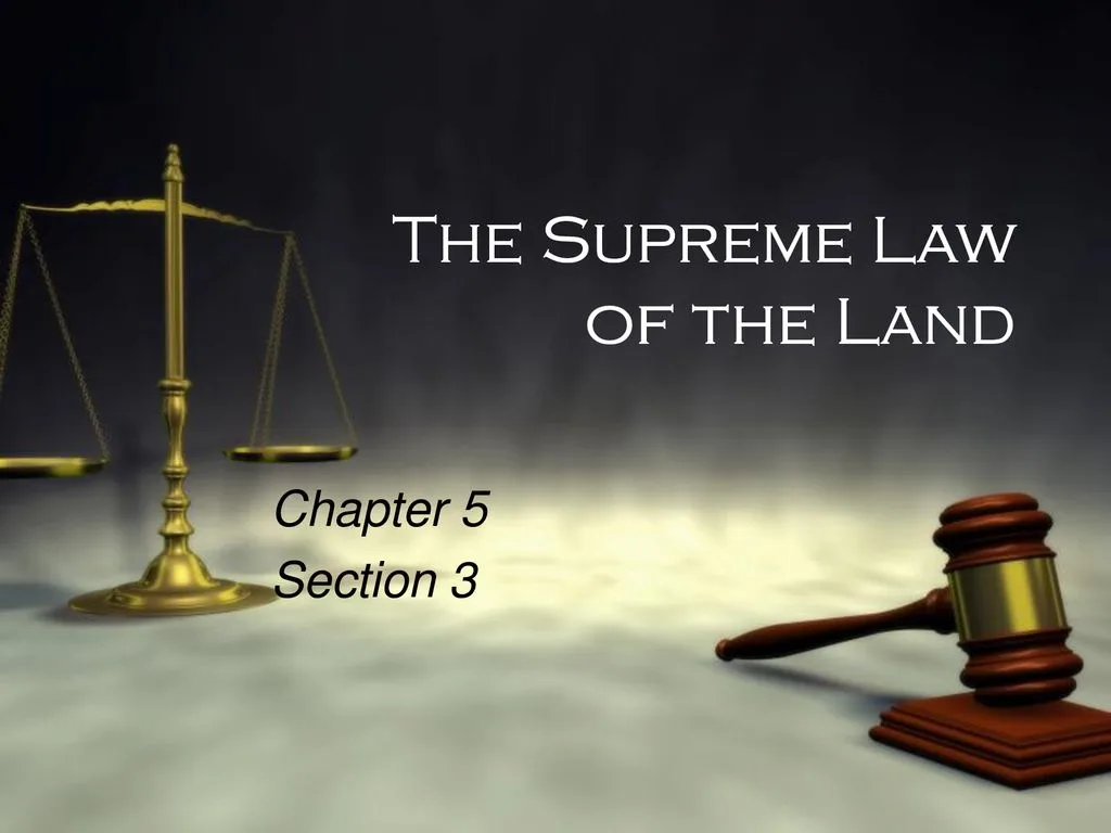 Diapositiva con el título en inglés «The Supreme Law of the Land», Capítulo 5, Sección 3, junto a una balanza dorada de la justicia y un mazo de juez de madera sobre fondo oscuro.