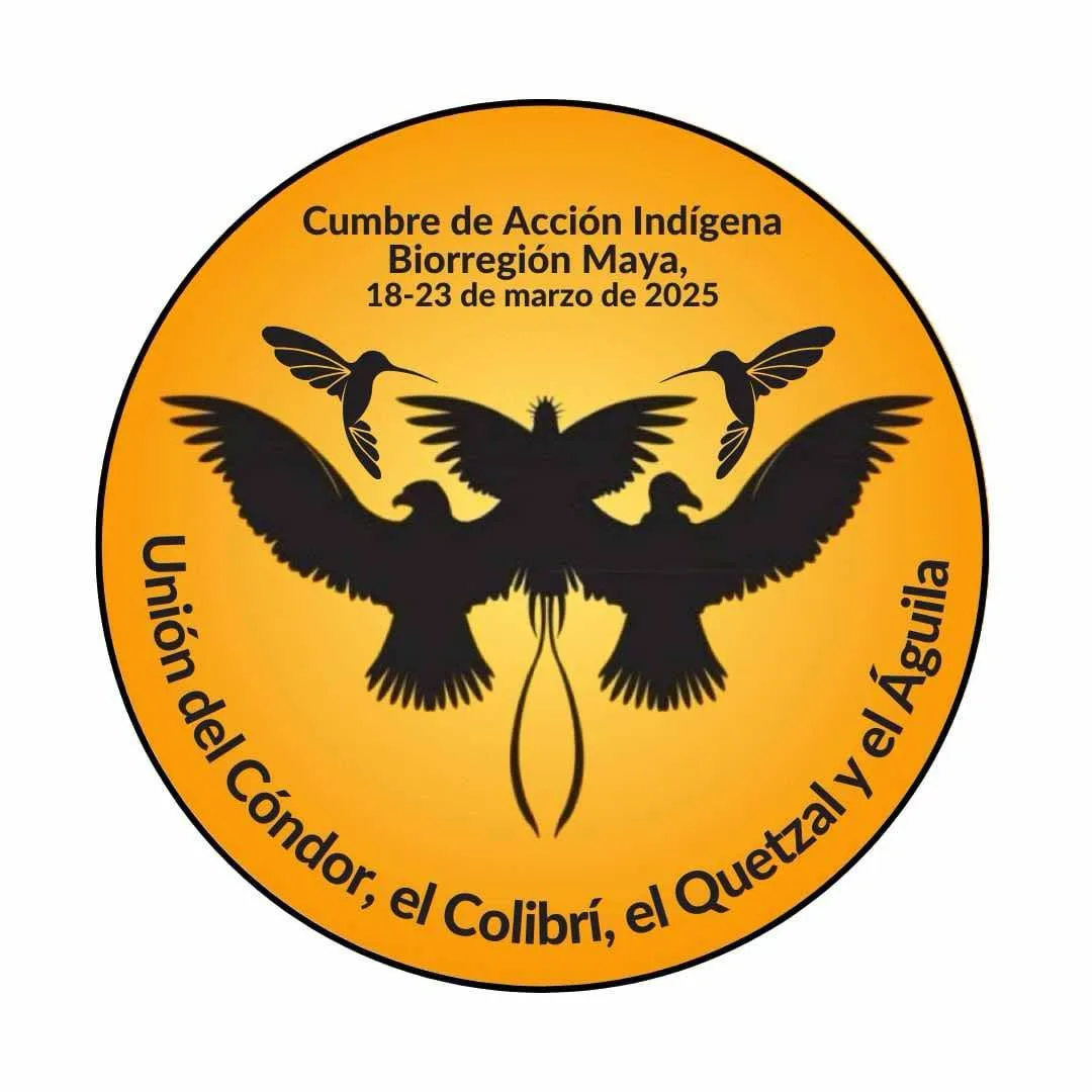 Logotipo circular naranja con siluetas negras de un cóndor, un águila, un quetzal y dos colibríes. Texto: Cumbre de Acción Indígena Biorregión Maya, 18-23 de marzo de 2025; Unión del Cóndor, el Colibrí, el Quetzal y el Águila.